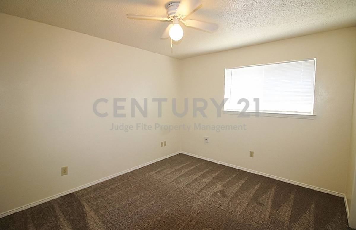 Townhouse for rent at 122 Country Bend Dr, Duncanville, TX 75137