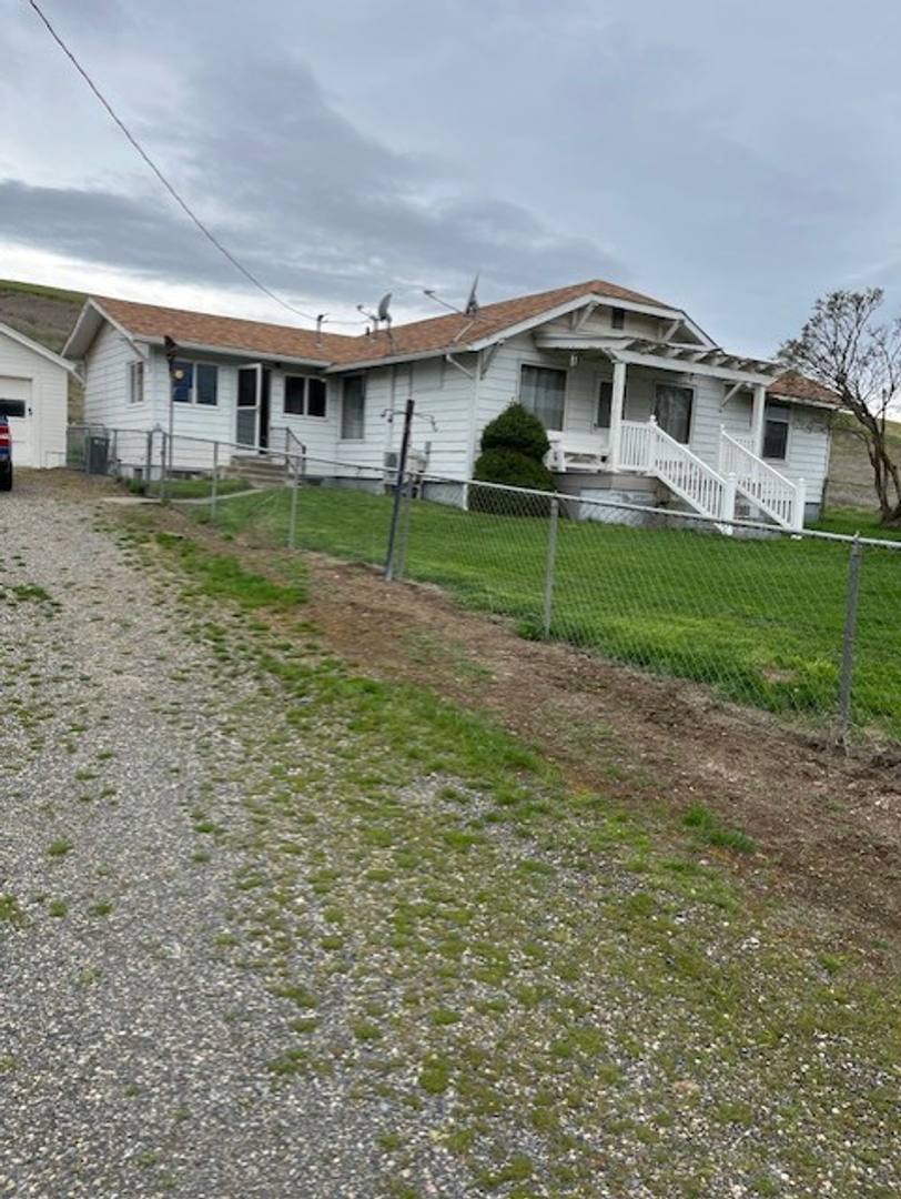 House for rent at 41876 Holdman Rd, Helix, OR 97835