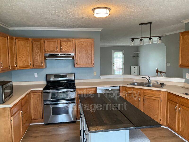 Townhouse for rent at 1049 Royal Dr, Canonsburg, PA 15317