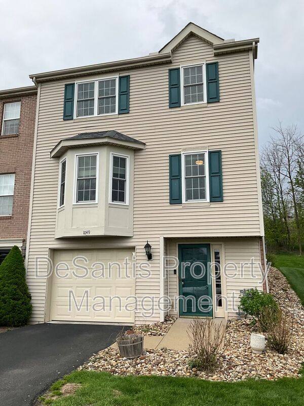 Townhouse for rent at 1049 Royal Dr, Canonsburg, PA 15317