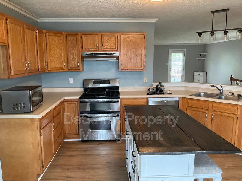 Townhouse for rent at 1049 Royal Dr, Canonsburg, PA 15317