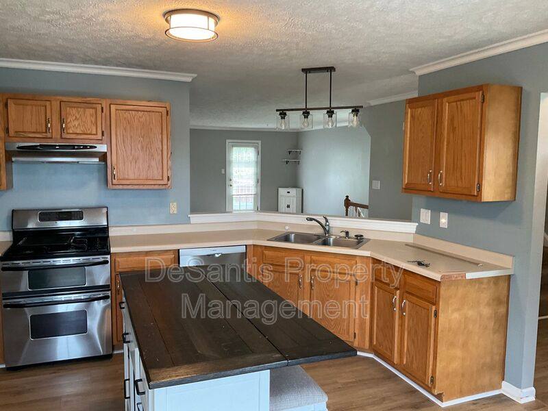 Townhouse for rent at 1049 Royal Dr, Canonsburg, PA 15317