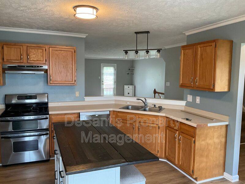 Townhouse for rent at 1049 Royal Dr, Canonsburg, PA 15317