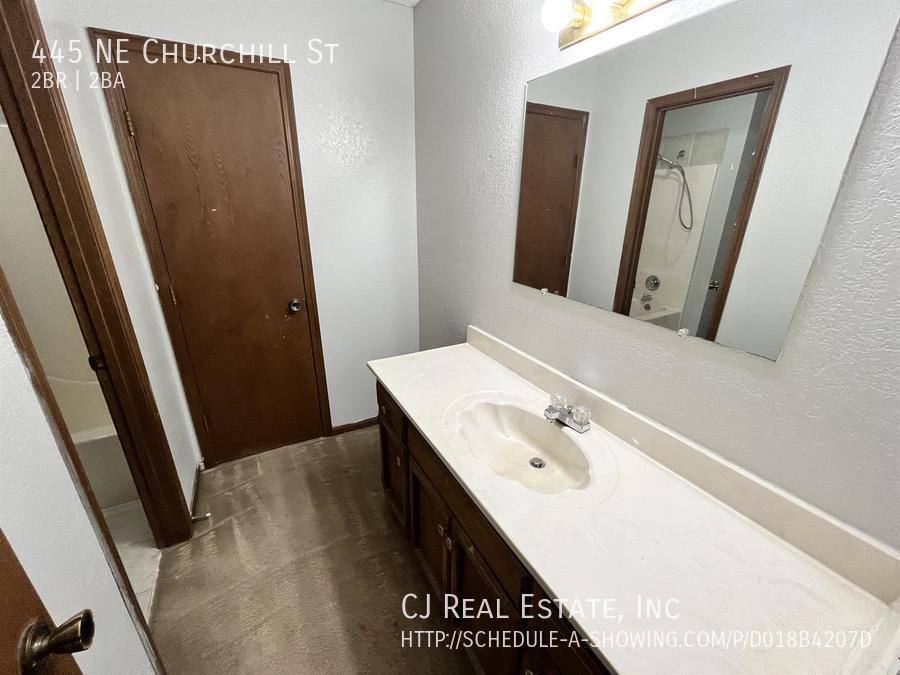 Townhouse for rent at 445 NE Churchill St, Lees Summit, MO 64086