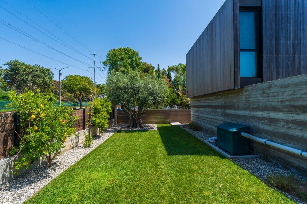 House for rent at 762 Rosecrans Ave, Manhattan Beach, CA 90266