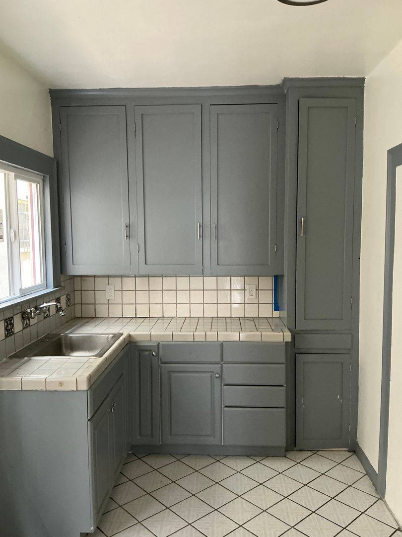 Apartment for rent at 850 S Catalina St, Los Angeles, CA 90005