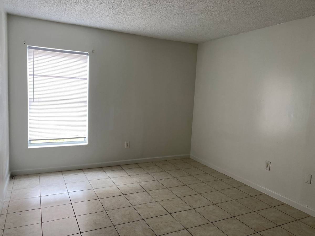 Condo for rent at 925 W Oak Ridge Rd, Orlando, FL 32809