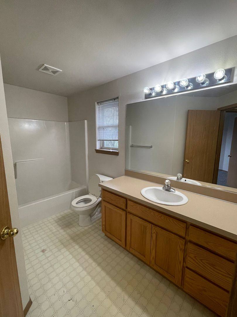 Apartment for rent at 1047 S 10th St, Lebanon, OR 97355