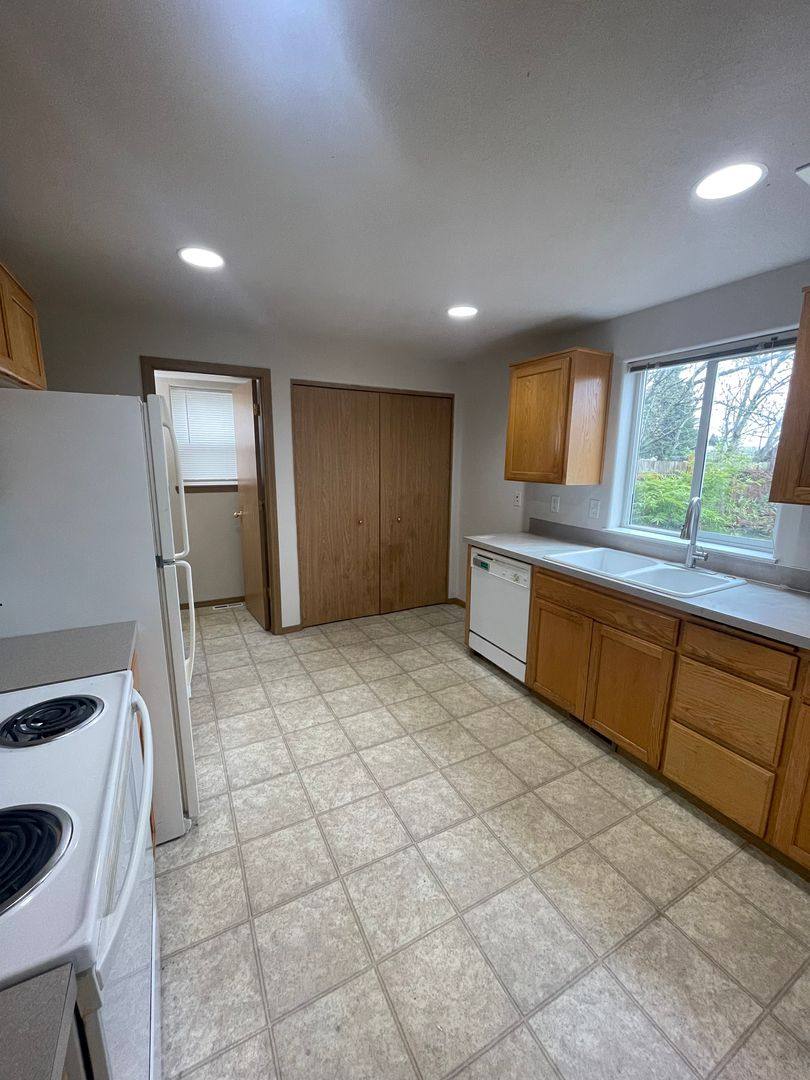 Apartment for rent at 1047 S 10th St, Lebanon, OR 97355