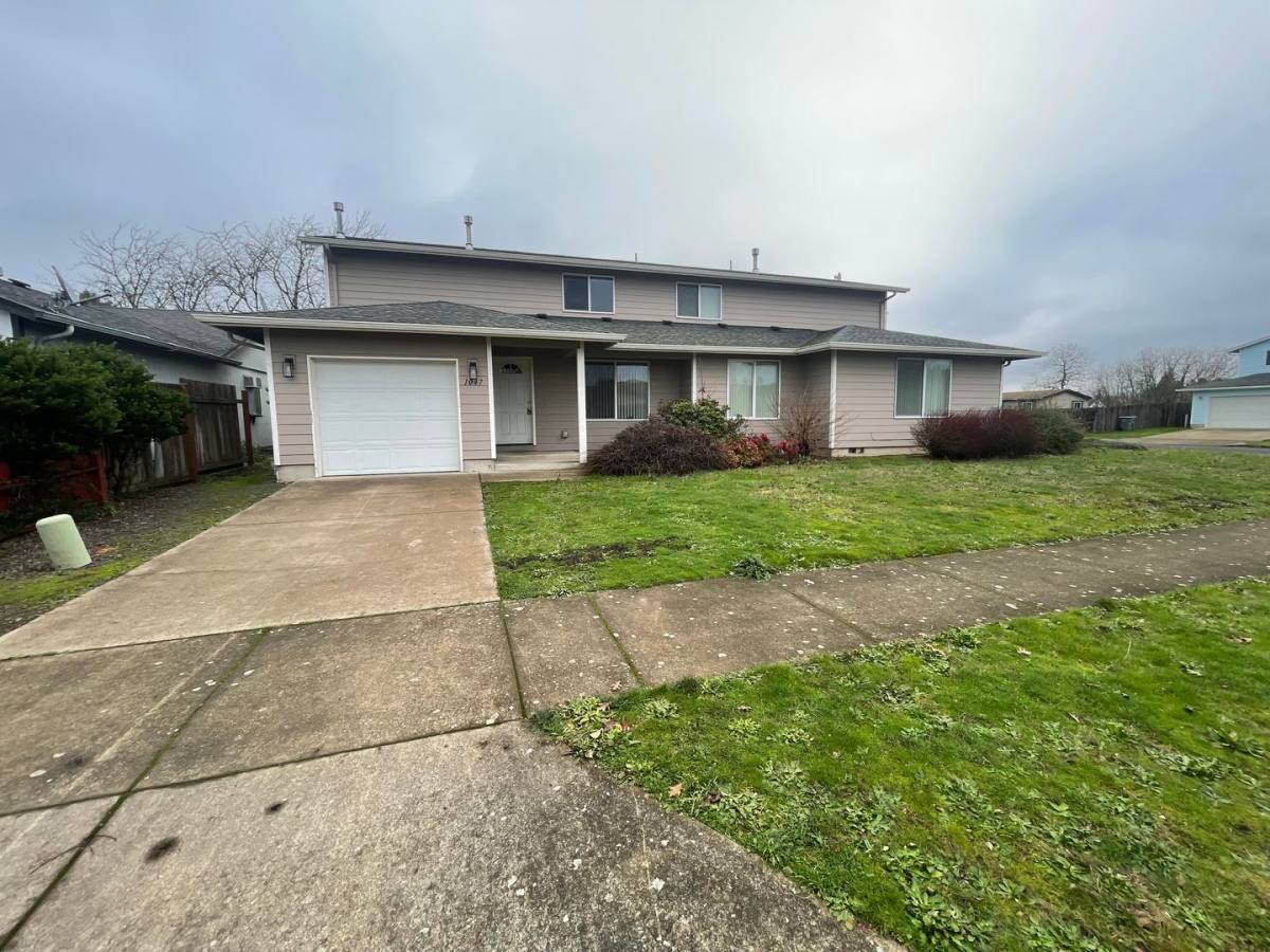 Apartment for rent at 1047 S 10th St, Lebanon, OR 97355