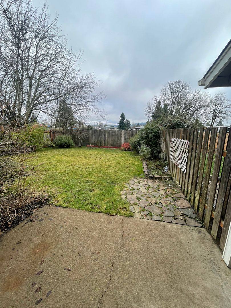 Apartment for rent at 1047 S 10th St, Lebanon, OR 97355
