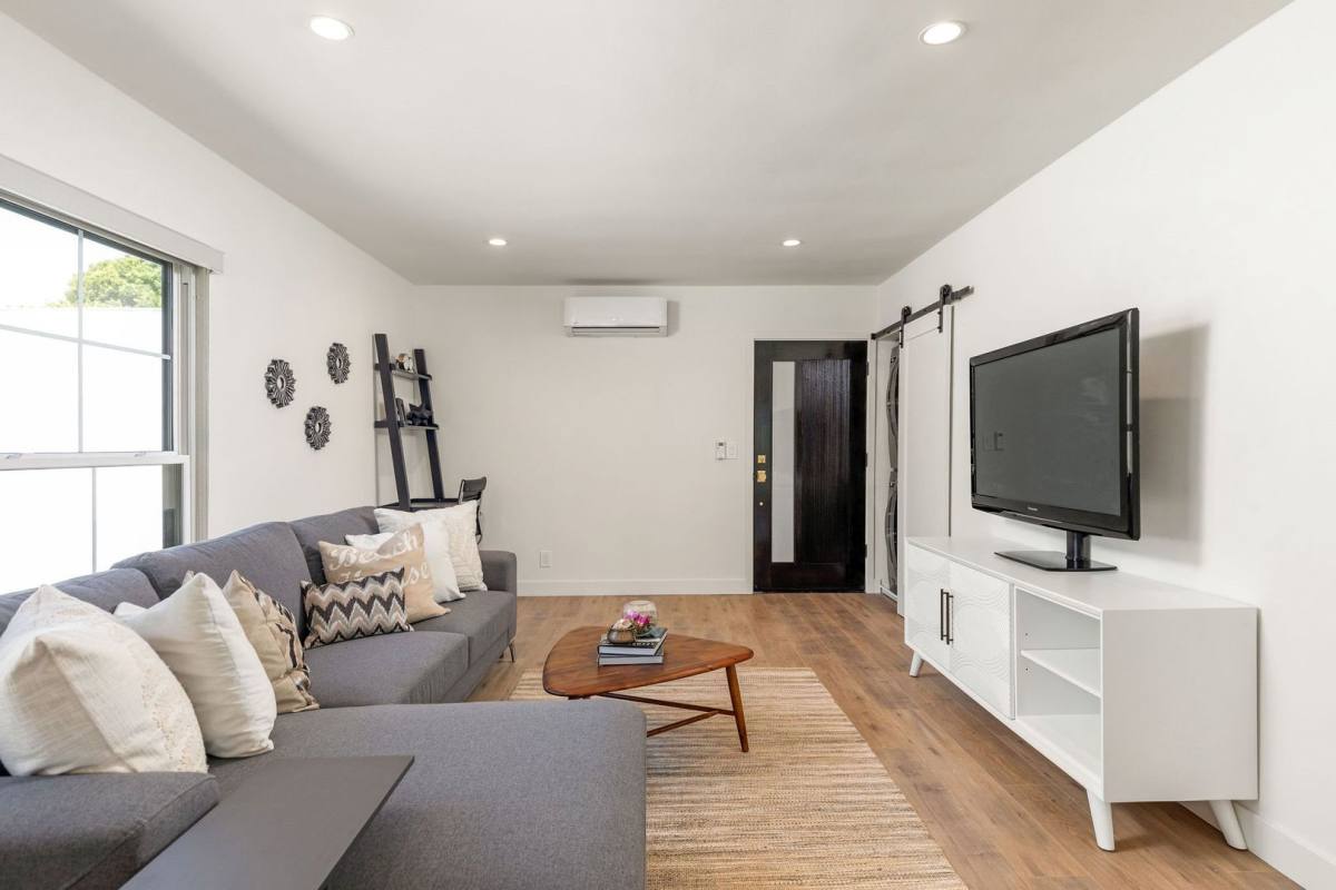Apartment for rent at 10022 Culver Blvd, Culver City, CA 90232