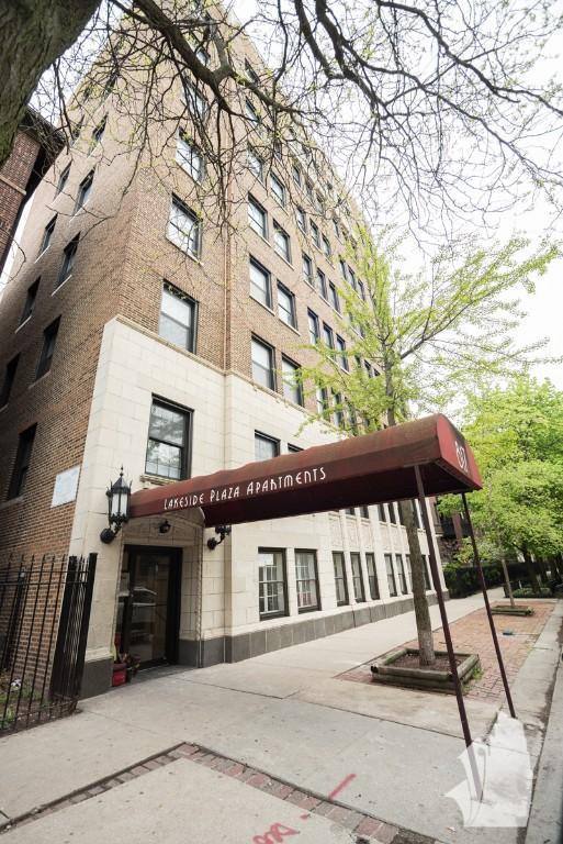 Apartment for rent at 817 W Lakeside Place, Chicago, IL 60640