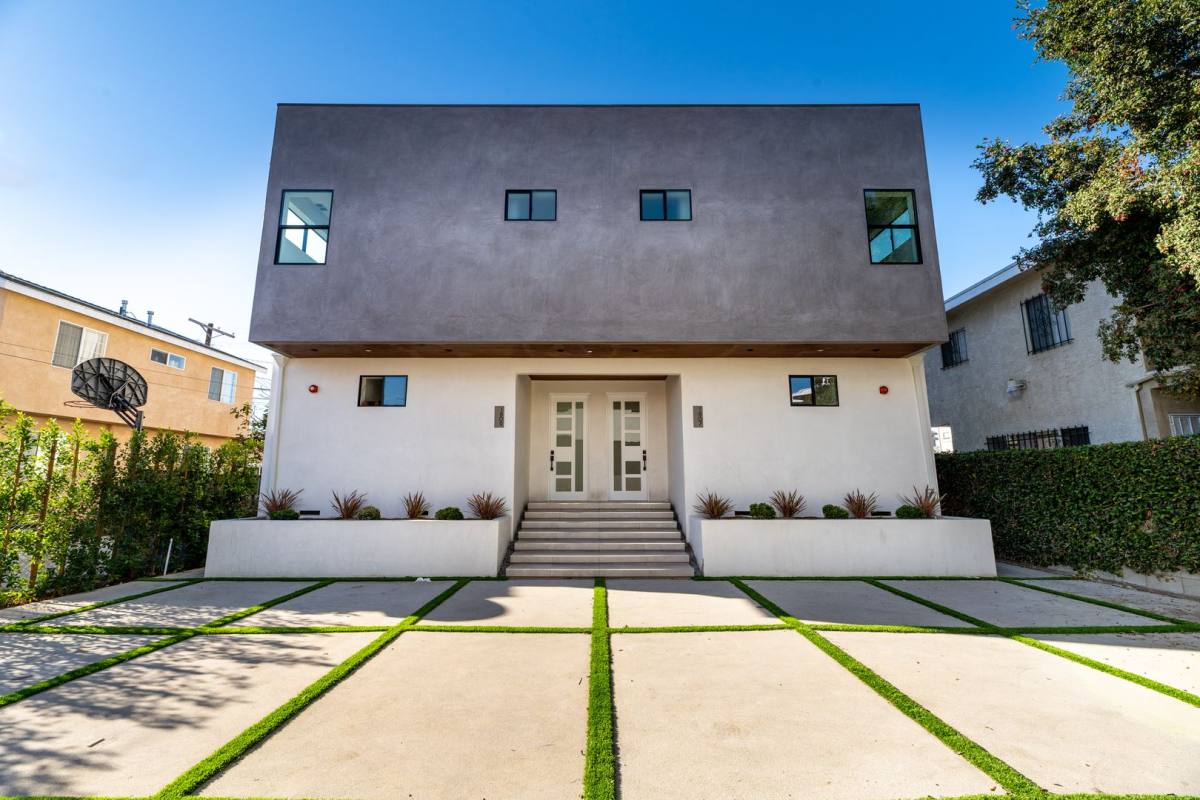 Apartment for rent at 1805-1807-1809 S Longwood Ave, Los Angeles, CA 90019