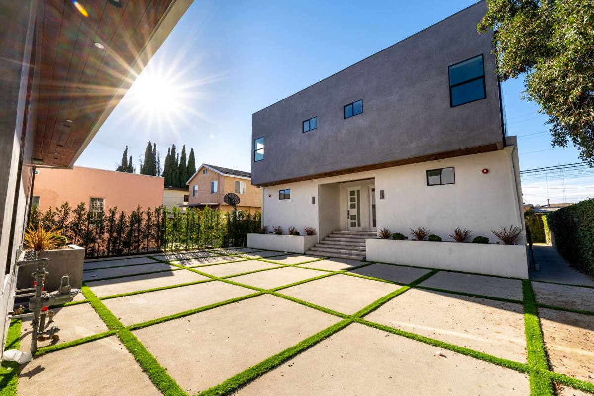 Apartment for rent at 1805-1807-1809 S Longwood Ave, Los Angeles, CA 90019