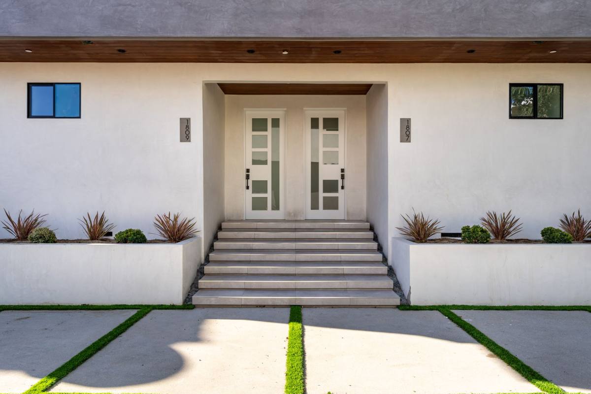 Apartment for rent at 1805-1807-1809 S Longwood Ave, Los Angeles, CA 90019