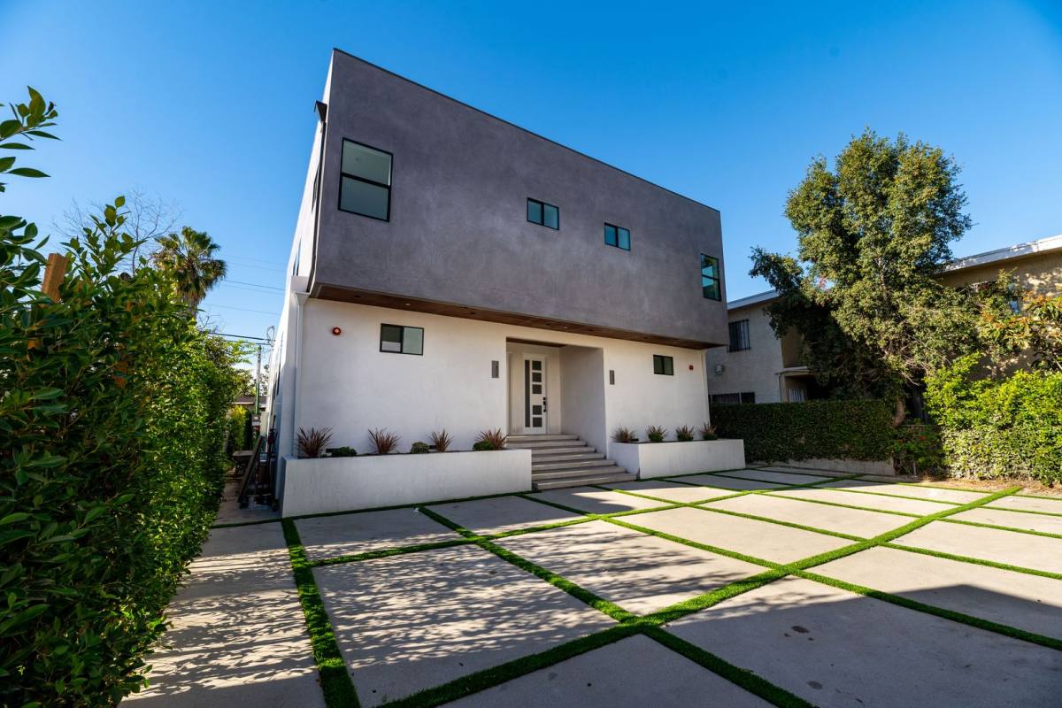 Apartment for rent at 1805-1807-1809 S Longwood Ave, Los Angeles, CA 90019