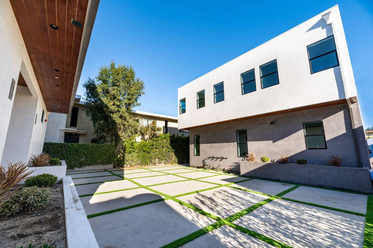 Apartment for rent at 1805-1807-1809 S Longwood Ave, Los Angeles, CA 90019