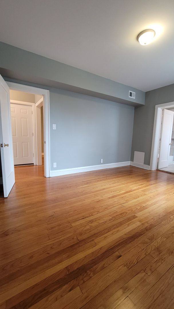 Apartment for rent at 7637 S Kingston Ave, Chicago, IL 60649
