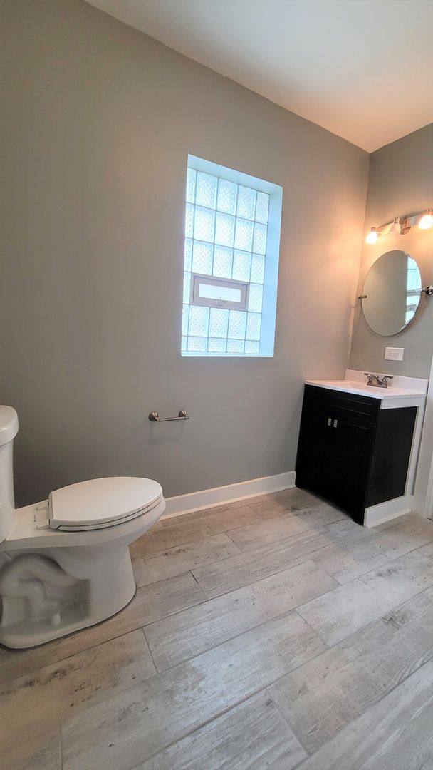 Apartment for rent at 7637 S Kingston Ave, Chicago, IL 60649