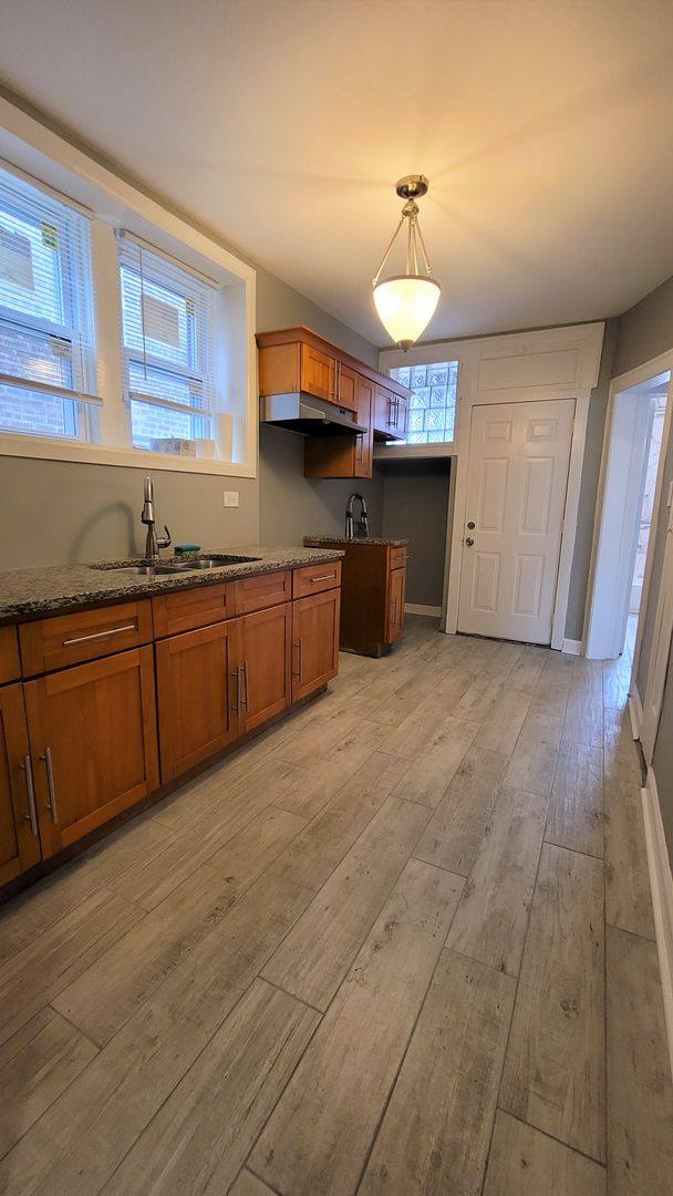 Apartment for rent at 7637 S Kingston Ave, Chicago, IL 60649