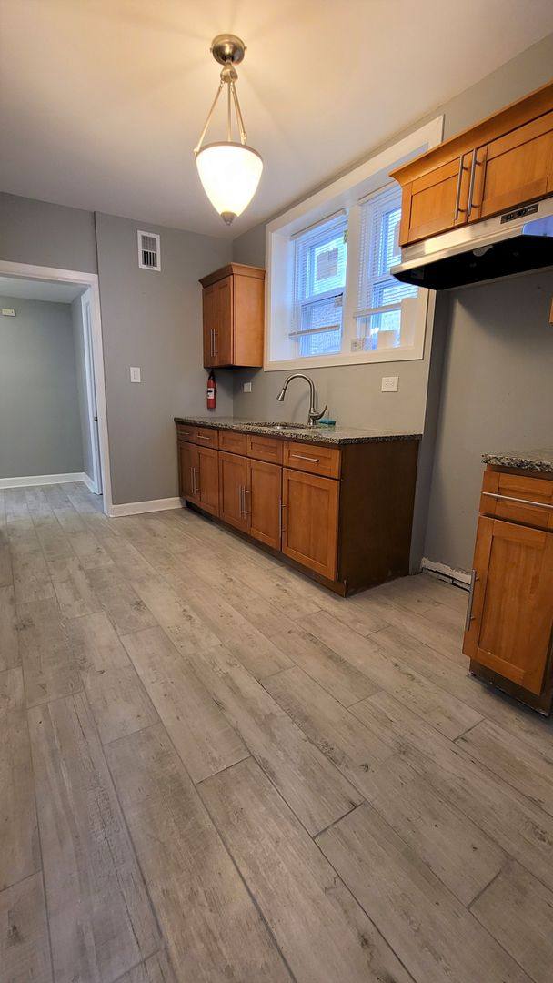 Apartment for rent at 7637 S Kingston Ave, Chicago, IL 60649