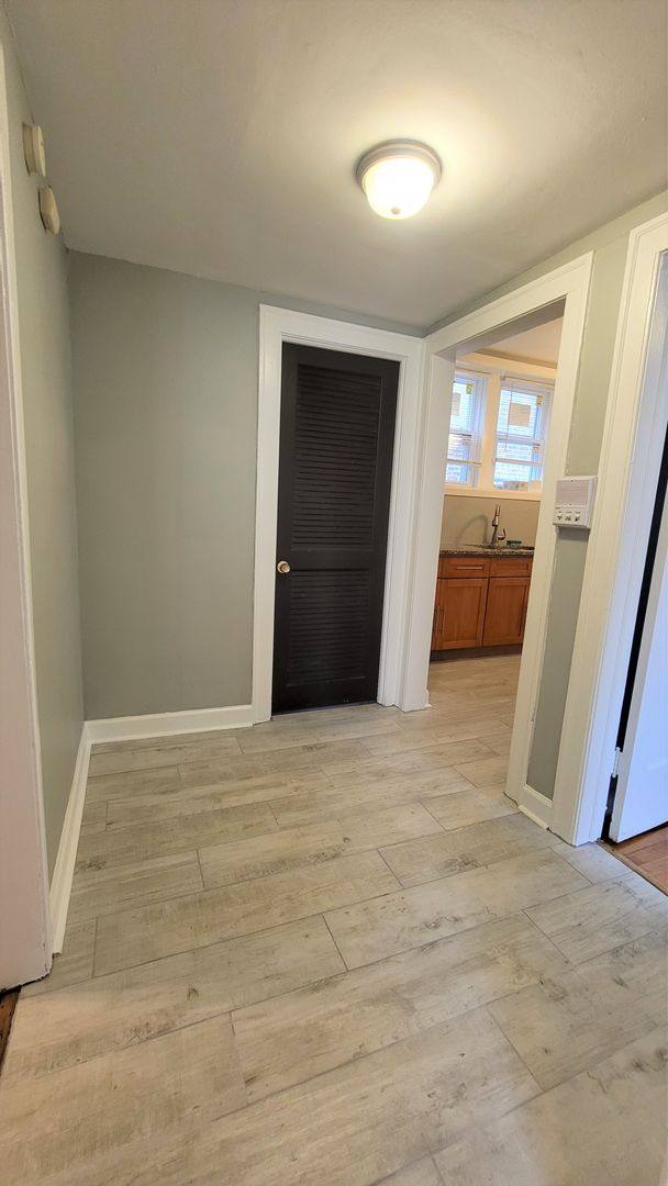 Apartment for rent at 7637 S Kingston Ave, Chicago, IL 60649