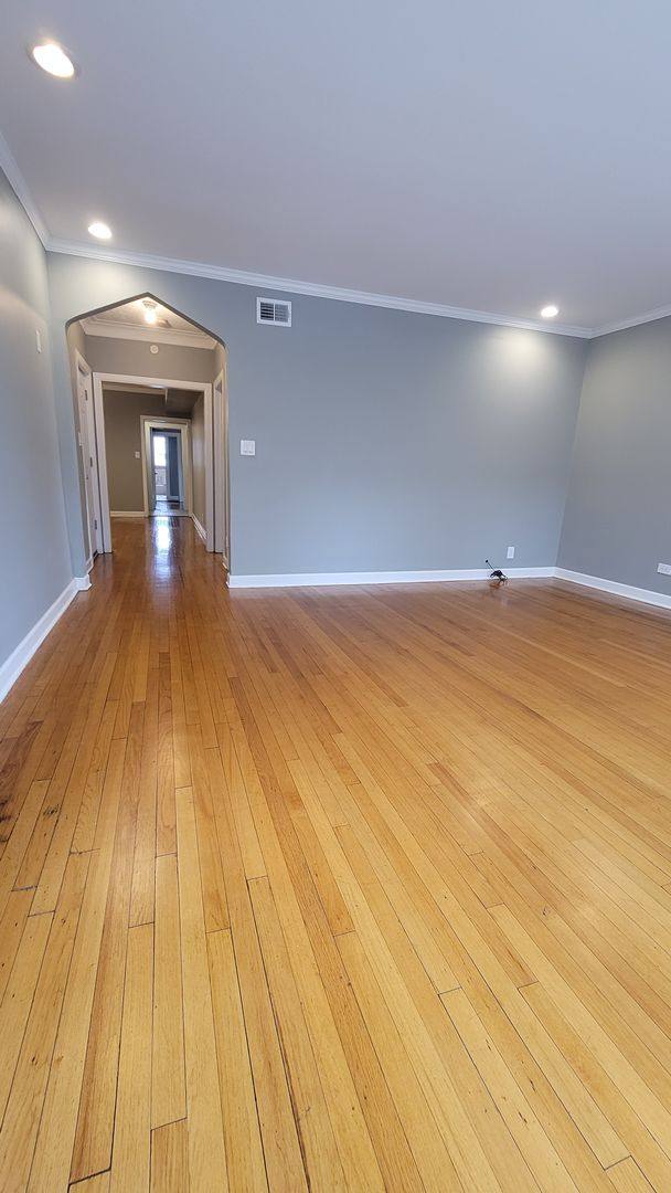 Apartment for rent at 7637 S Kingston Ave, Chicago, IL 60649
