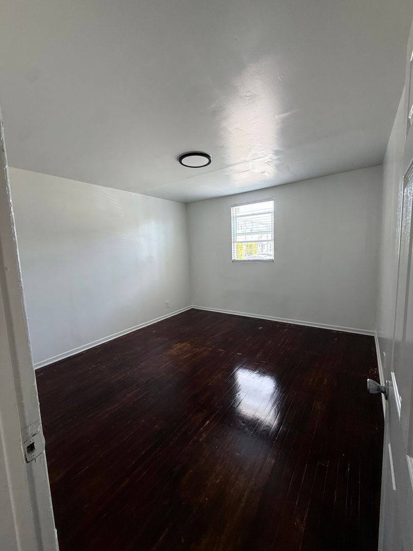 Apartment for rent at 6101 Clybourn, North Hollywood, CA 91606