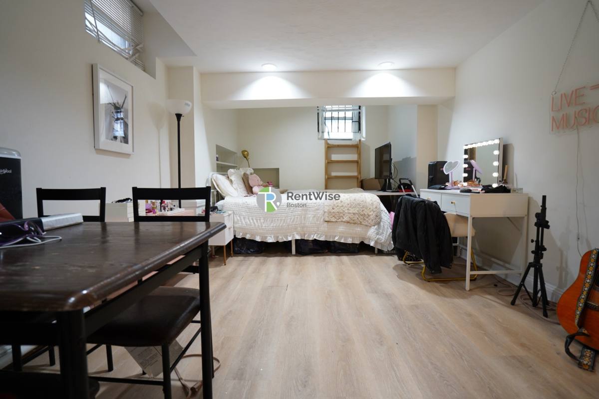 Apartment for rent at 304 Berkeley St #1, Boston, MA 02116