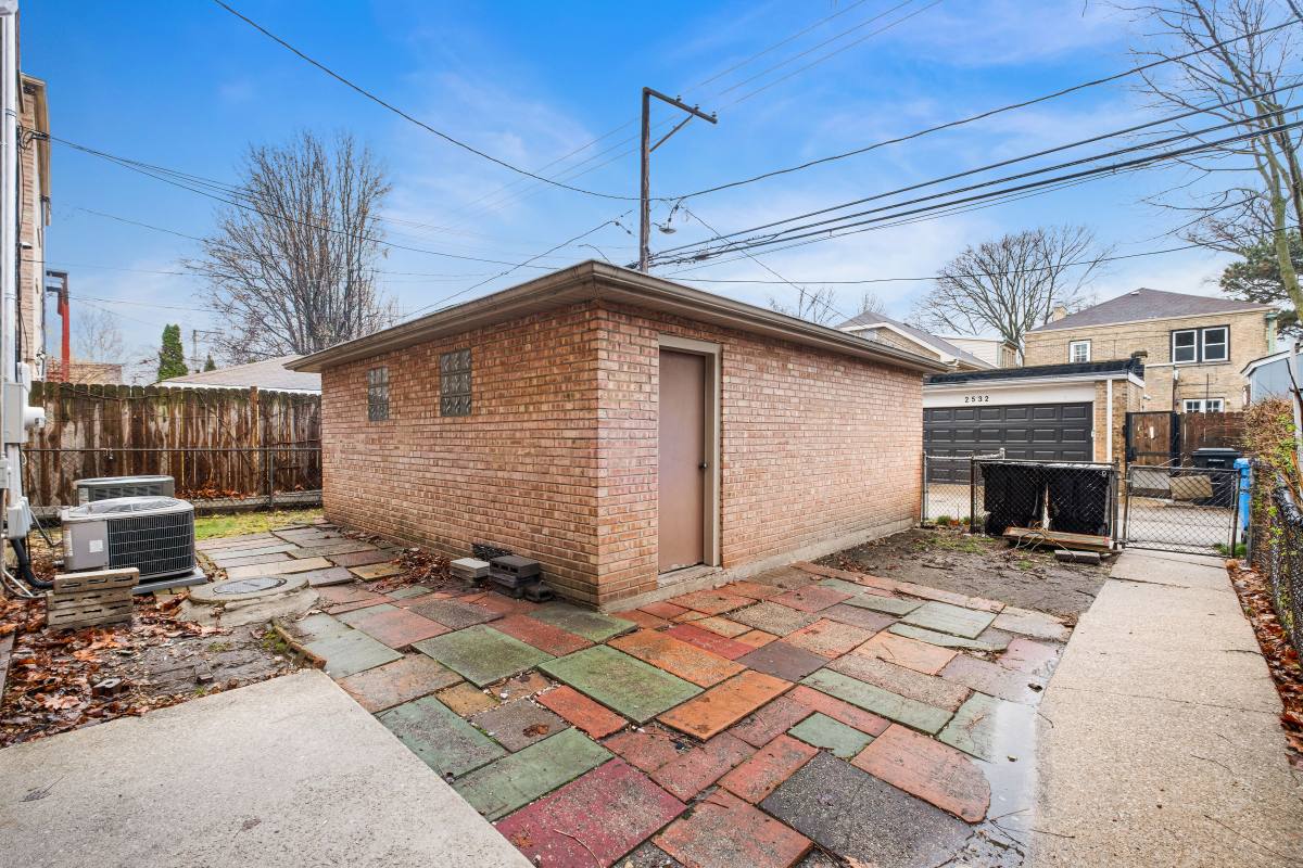 Apartment for rent at 2531 W Lunt Ave #2, Chicago, IL 60645