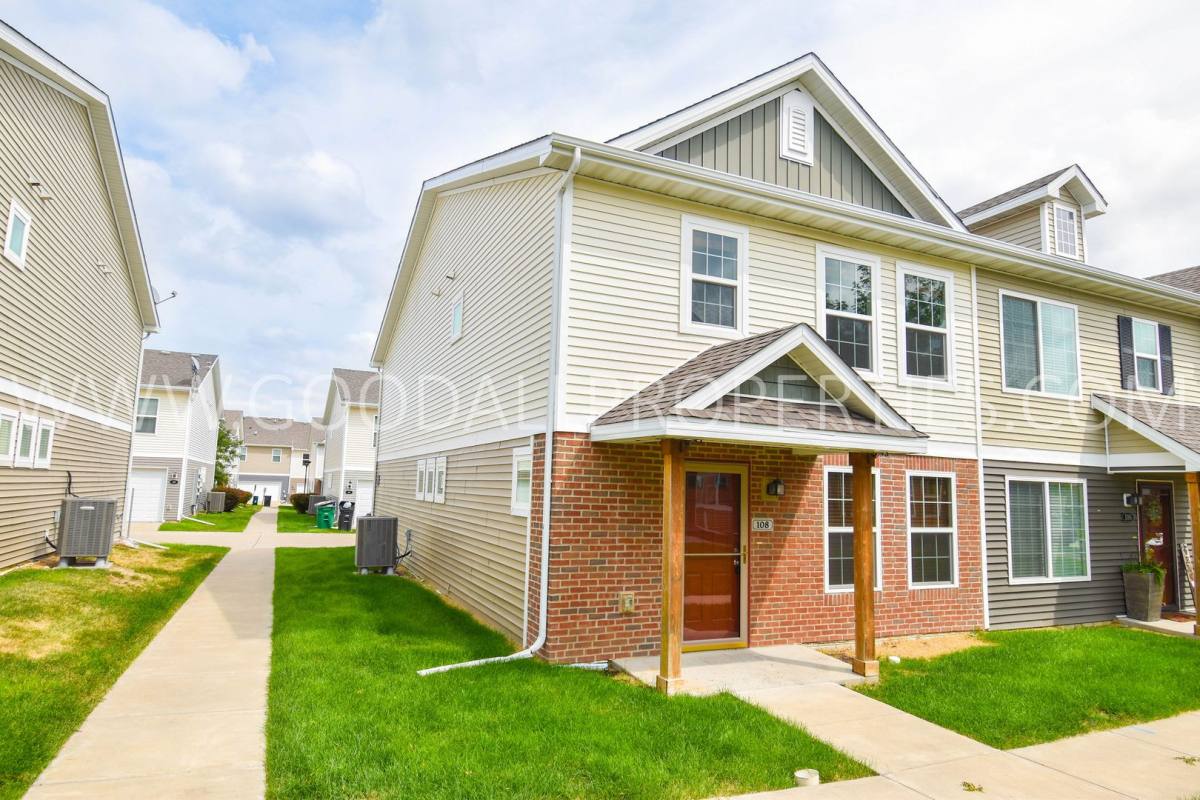 Townhouse for rent at 9135 Coneflower Dr, West Des Moines, IA 50266