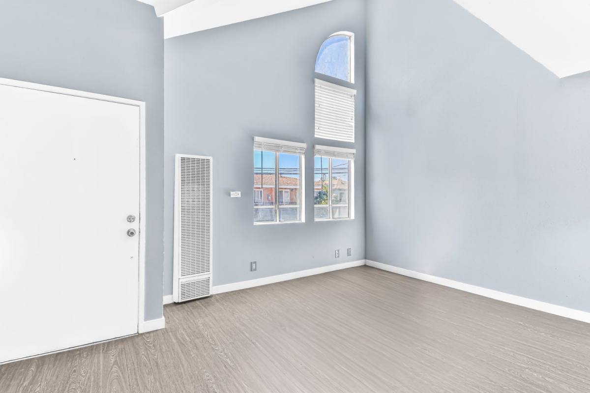 Apartment for rent at 533 E 11th St, Long Beach, CA 90813
