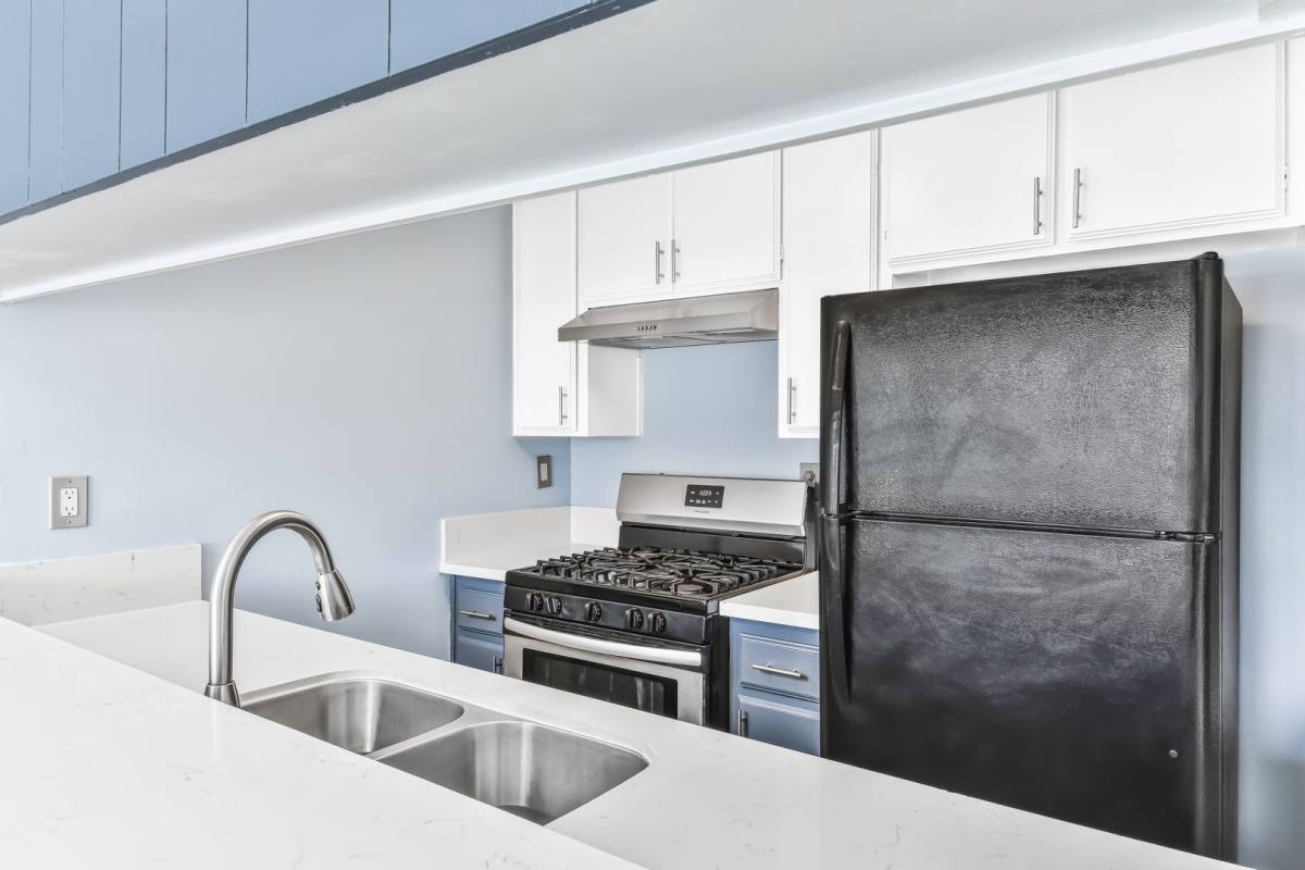 Apartment for rent at 533 E 11th St, Long Beach, CA 90813