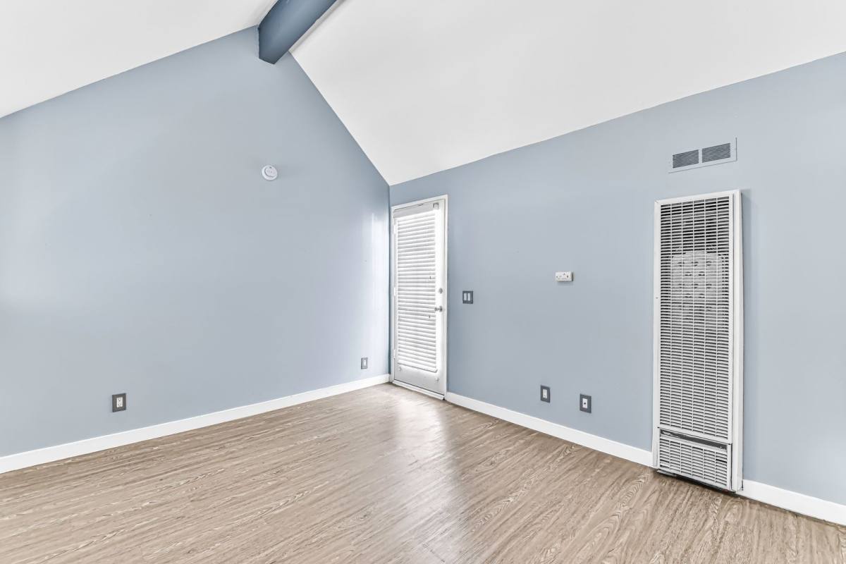 Apartment for rent at 533 E 11th St, Long Beach, CA 90813