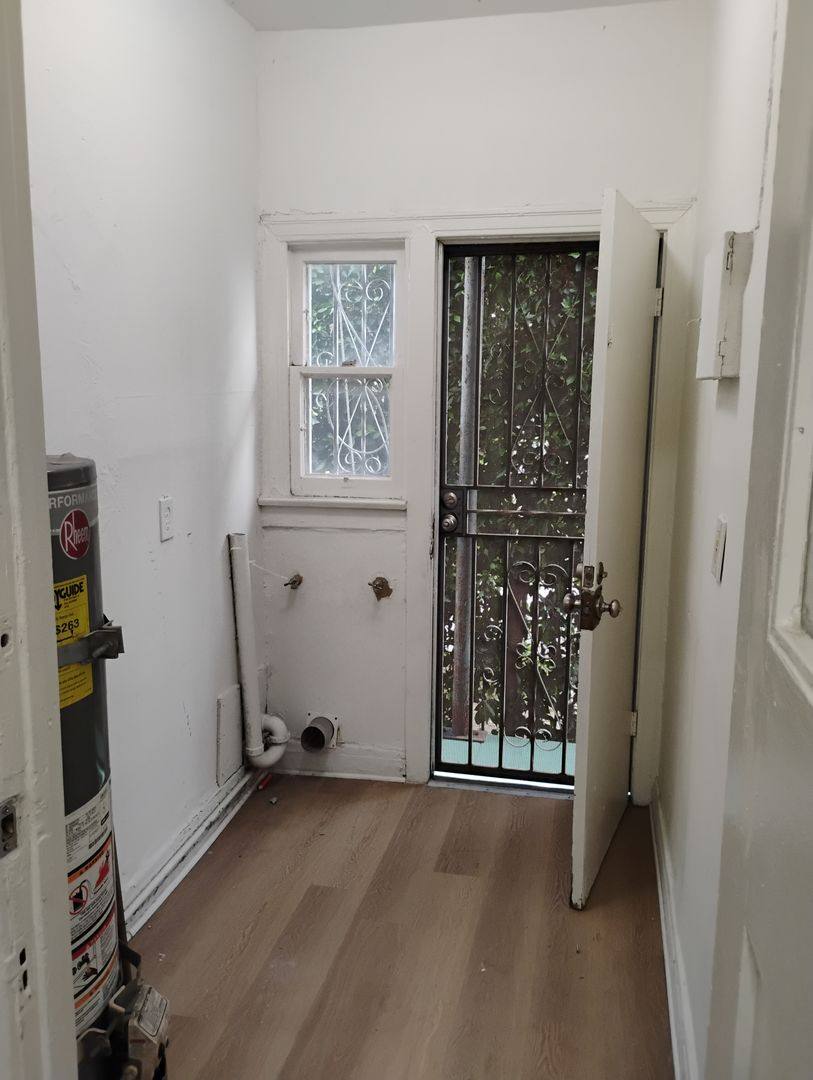 Apartment for rent at 2229 Vineyard Ave, Los Angeles, CA 90016