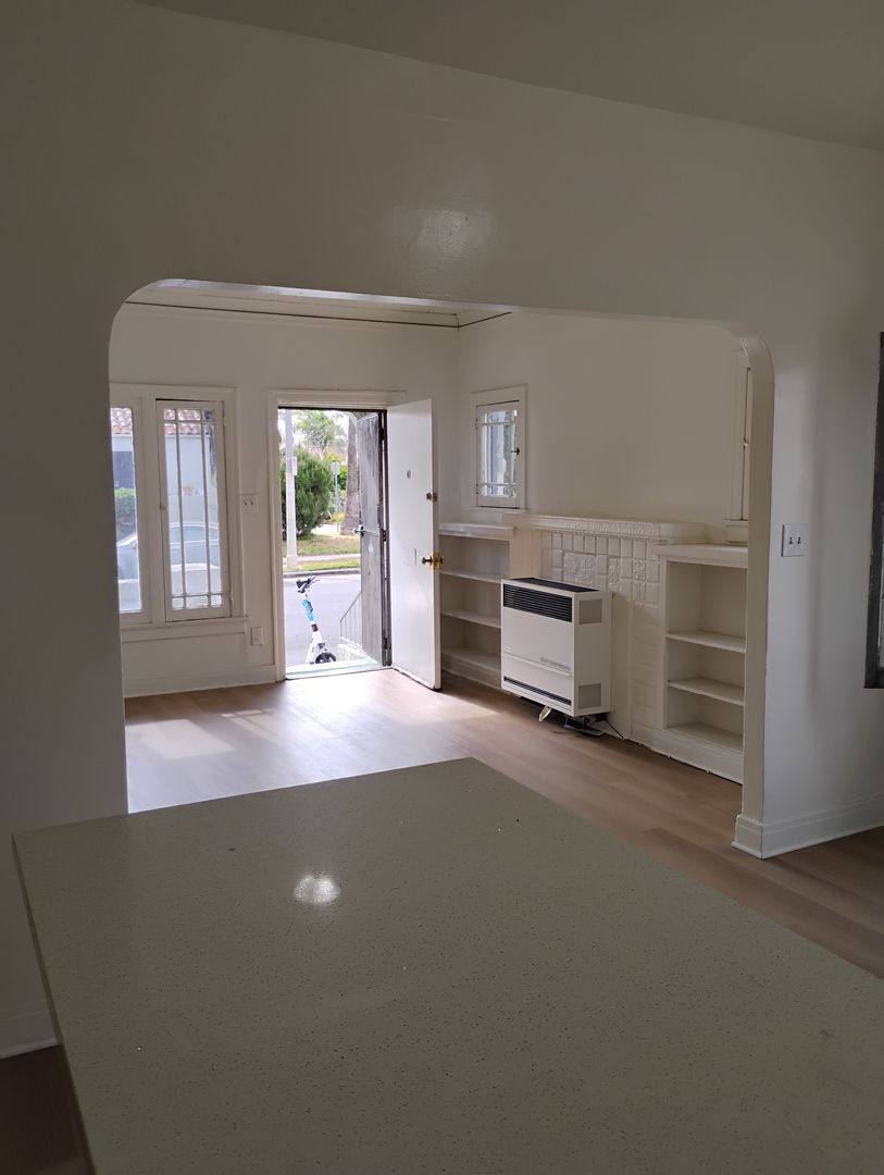 Apartment for rent at 2229 Vineyard Ave, Los Angeles, CA 90016