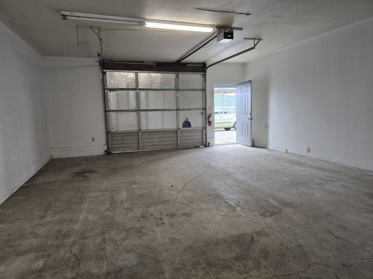 Apartment for rent at 2037 NE Stephens St #GARAGE, Roseburg, OR 97470