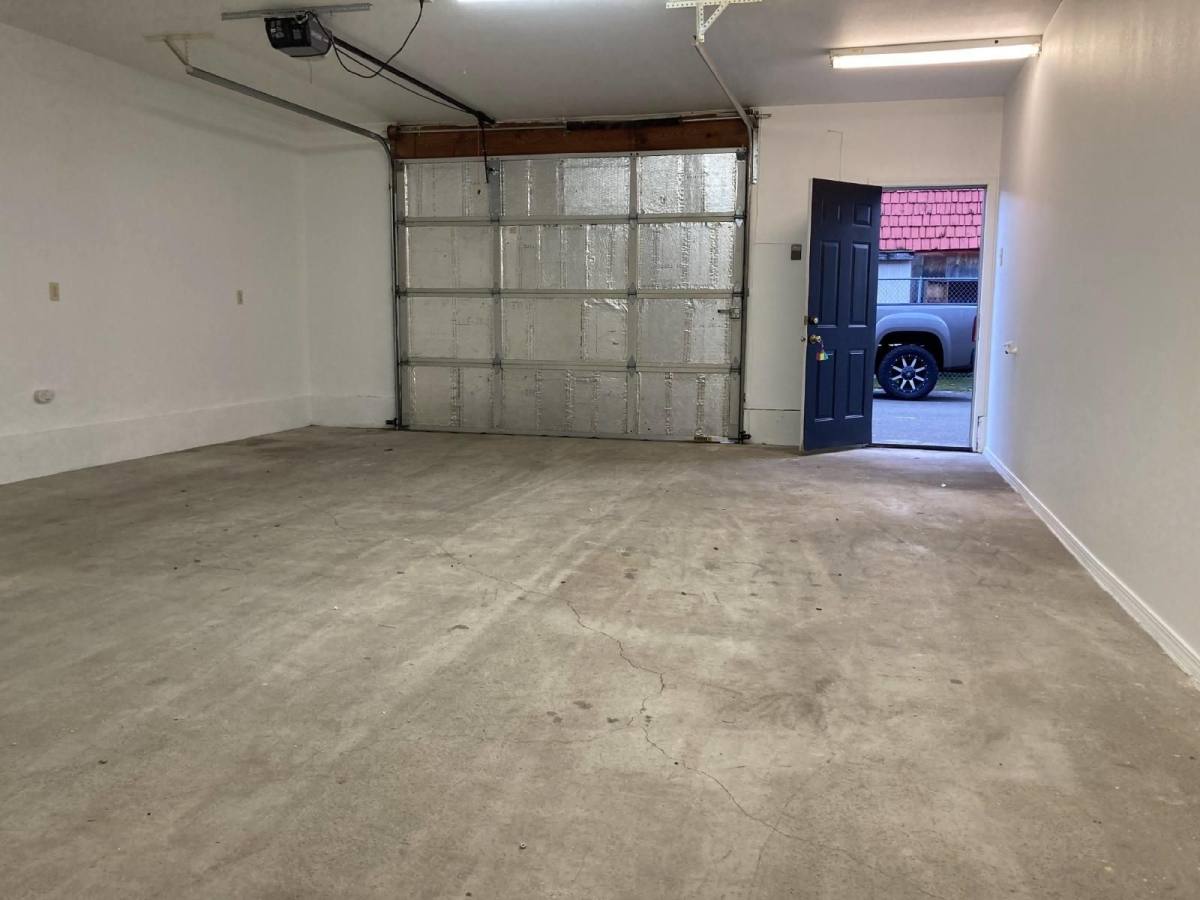 Apartment for rent at 2037 NE Stephens St #GARAGE, Roseburg, OR 97470