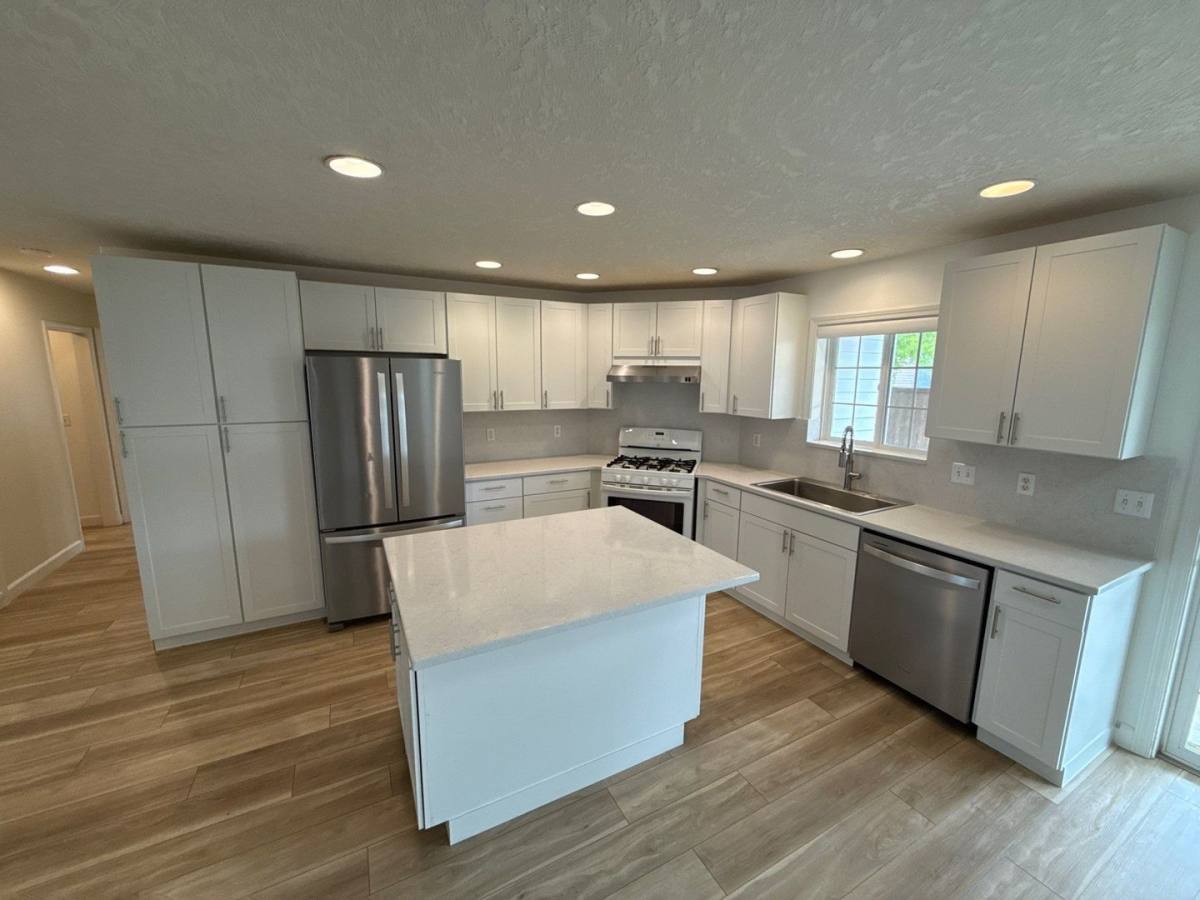 House for rent at 5512 Murray St SE, Salem, OR 97306