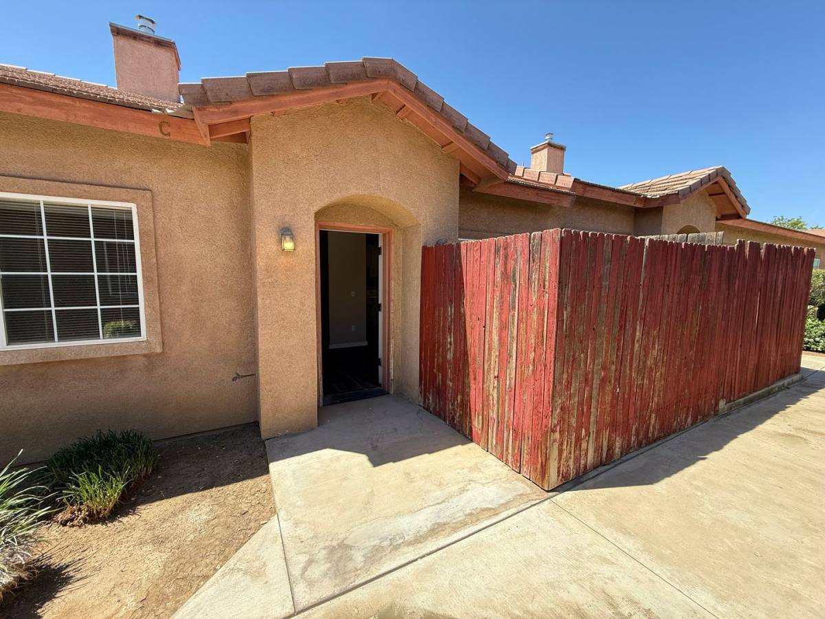 Apartment for rent at 548 Yellow Meadow Court, Bakersfield, CA 93308