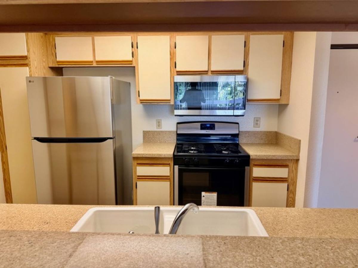 Apartment for rent at 10750 Palms Blvd, Los Angeles, CA 90034