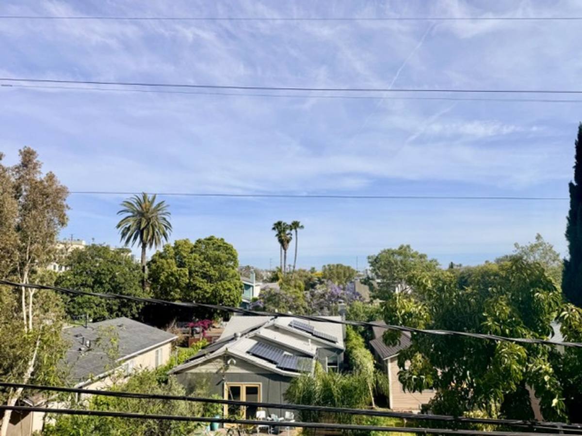 Apartment for rent at 10750 Palms Blvd, Los Angeles, CA 90034