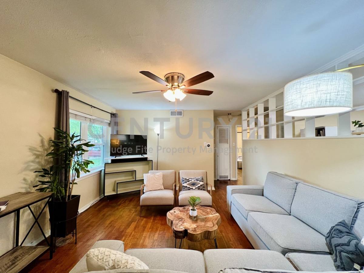 House for rent at 310 W 15th St, Irving, TX 75060