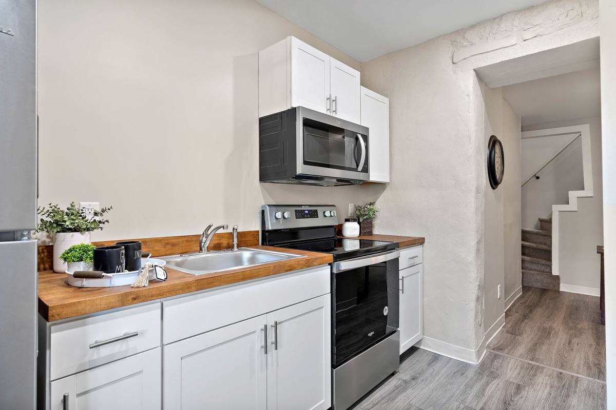 Townhouse for rent at 6 W 20th St, Wilmington, DE 19802