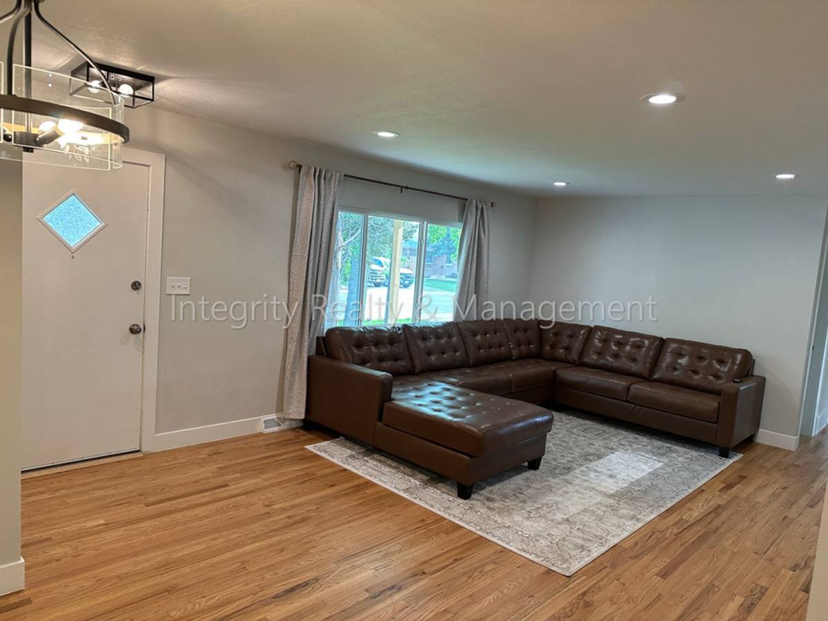 House for rent at 3092 W Layton Ave, Englewood, CO 80110