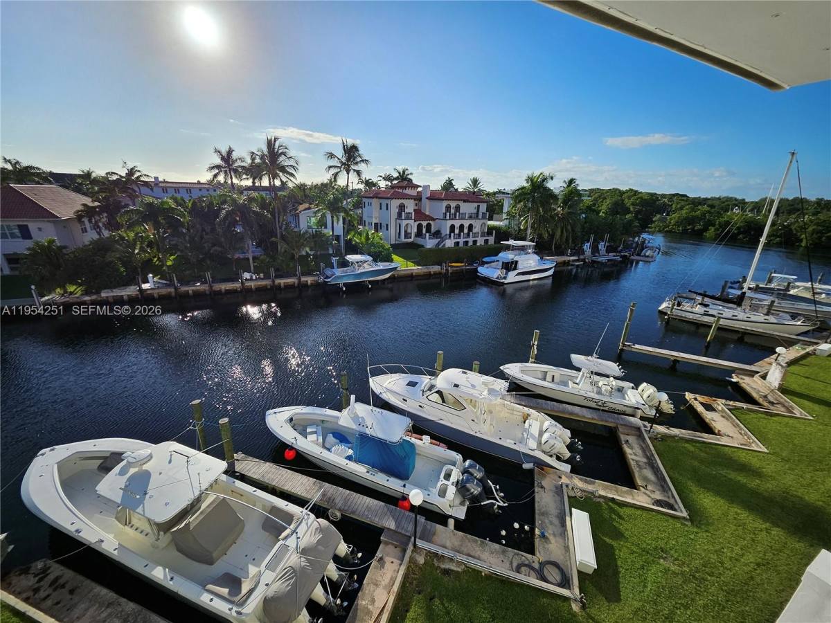 Apartment for rent at 6901 Edgewater Dr #O, Miami, FL 33133