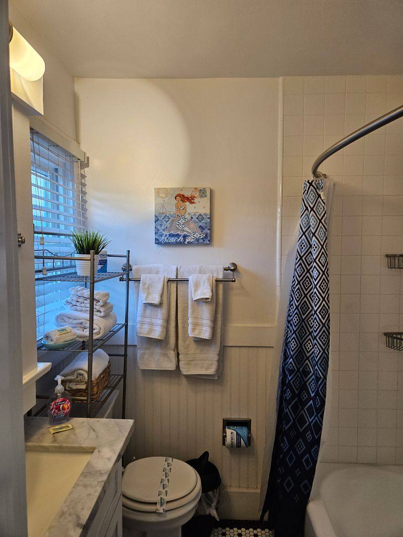 Apartment for rent at 181 Orange Ave, Coronado, CA 92118