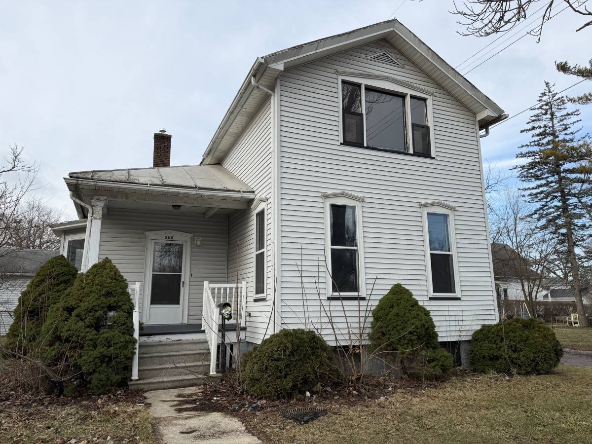 Apartment for rent at 909 Mackinaw St 2, Saginaw, MI 48602