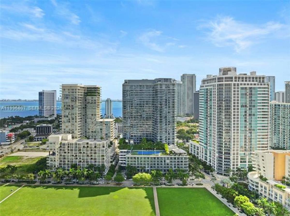 Apartment for rent at 121 NE 34th St, Miami, FL 33137